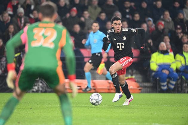 Jamal MUSIALA M against goalkeeper Matej KOVAR PSV Goal chance PSV Eindhoven PSV FC Bayern Muenchen M Football Champions League, Matchday 8, matchday8, on 28 01 2026 at Philips Stadion Eindhoven Netherlands UEFA regulations prohibit any use of photographs as image sequences and or quasi video Â