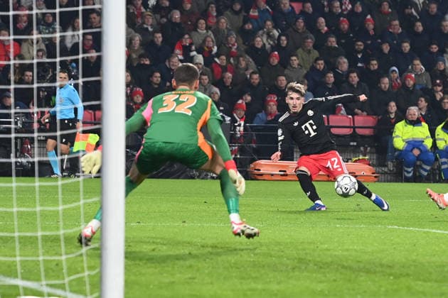 Lennart KARL M vs Goalkeeper Matej KOVAR PSV Goal chance PSV Eindhoven PSV FC Bayern Muenchen M Football Champions League, Matchday 8, matchday8, on 28 01 2026 at Philips Stadion Eindhoven Netherlands UEFA regulations prohibit any use of photographs as image sequences and or quasi video Â