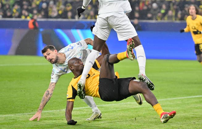 v l Francesco Acerbi Inter Milan , Serhou Guirassy Borussia Dortmund , Action, duel, Football Champions League, Borussia Dortmund Inter Milan, Matchday 8, on 28 01 2026 in Dortmund Germany UEFA regulations prohibit any use of photographs as image sequences and or quasi video Â