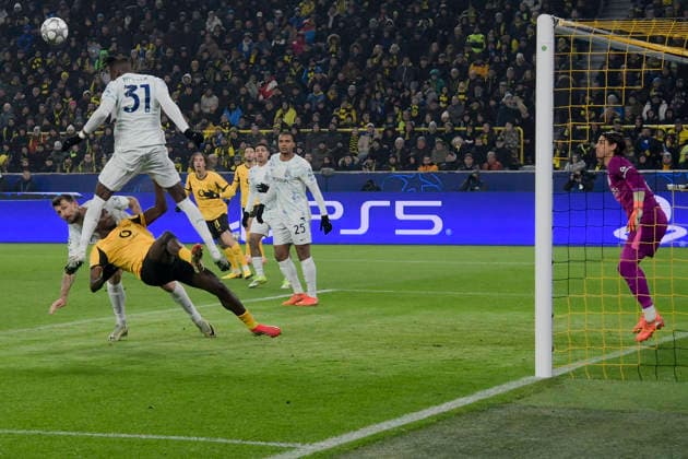 Yann Bisseck Inter 31 thwarts scoring chance by Serhou Guirassy Dortmund 9 28 01 2026 Soccer, Champions League, Borussia Dortmund vs Inter Milan , Signal Iduna Park, Dortmund, Copyright: xpepphotox xHorstxMauelshagenx pep00321, pep_20260128_hm_262478