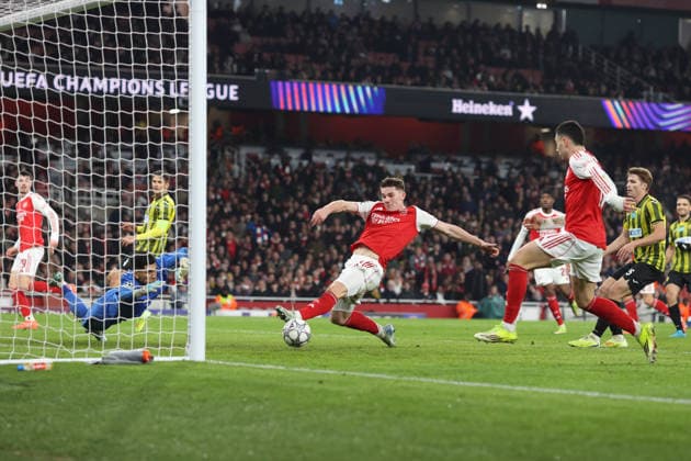 Arsenal gegen Kairat 28. Januar 2026, London UEFA Champions League Fußball, Gruppenphase Arsenal gegen Kairat Viktor Gyokeres von Arsenal grätscht in den Ball, der von Gabriel Martinelli zum 3. Arsenal-Tor eingeschlagen wird Foto Charlotte Wilson Abseits London UK  Copyright: xCharlottexWilsonx xOffsidexOffside