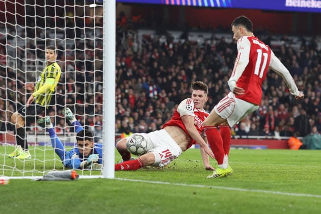 Arsenal gegen Kairat 28. Januar 2026, London UEFA Champions League Fußball, Gruppenphase Arsenal gegen Kairat Viktor Gyokeres von Arsenal grätscht in den Ball, der von Gabriel Martinelli zum 3. Arsenal-Tor eingeschlagen wird Foto Charlotte Wilson Abseits London UK  Copyright: xCharlottexWilsonx xOffsidexOffside