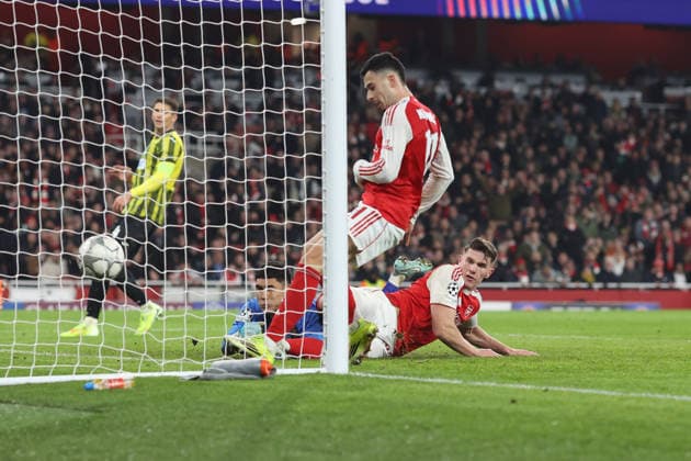 Arsenal gegen Kairat 28. Januar 2026, London UEFA Champions League Fußball, Gruppenphase Arsenal gegen Kairat Viktor Gyokeres von Arsenal grätscht in den Ball, der von Gabriel Martinelli zum 3. Arsenal-Tor eingeschlagen wird Foto Charlotte Wilson Abseits London UK  Copyright: xCharlottexWilsonx xOffsidexOffside