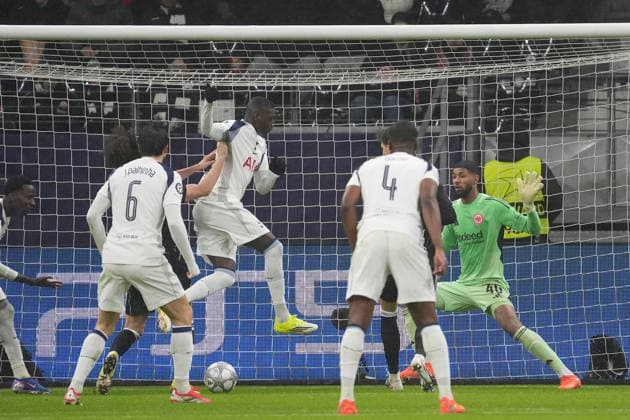 Former Eintracht striker Randal Kolo Muani Tottenham Hotspur, 39 of all people, scores the goal for 0 1 against goalkeeper Kaua Santos Eintracht Frankfurt Frankfurt 28 01 2026 Eintracht Frankfurt vs Tottenham Hotspurs, Deutsche Bank Park, Matchday 8 Champions League