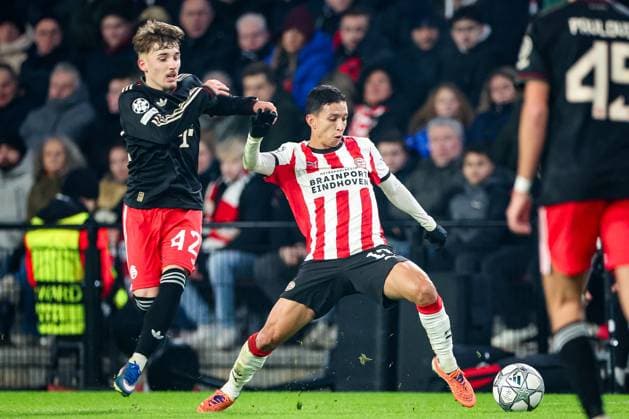 EINDHOVEN - (l-r) Lennart Karl of FC Bayern Munich, Mauro Junior of PSV Eindhoven during the UEFA Champions League match between PSV Eindhoven and FC Bayern Munich at the Phillips Stadium on January 28, 2026, in Eindhoven, Netherlands. BART STOUTJESDIJK ANP UEFA Champions League 2025-2026 xVIxANPxSportx xxANPxIVx 548921278 originalFilename: 548921278.jpg