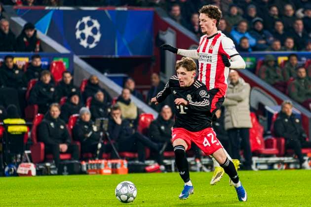 Lennart Karl of FC Bayern Munchen battles for possession with Paul Wanner of PSV Eindhoven PSV Eindhoven v FC Bayern Munchen, UEFA Champions League 2025 26 League Phase MD8, PSV Eindhoven v FC Bayern Munchen, PSV Stadion, January 28, 2026, Eindhoven, Netherlands.
