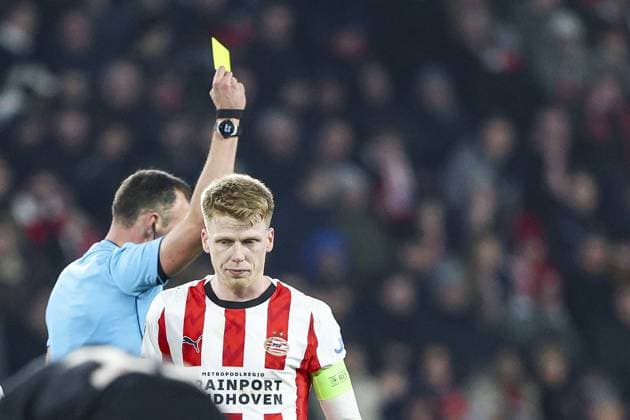 EINDHOVEN , 28-01-2026 , Philips Stadium , season 2025 2026 , UEFA Champions League football , League phase matchday 8 , match between PSV and Bayern Munchen , picture shows referee Joao Pinheiro giving a yellow card too PSV player Jerdy Schouten PSV - Bayern Munchen  x201145689x Copyright: