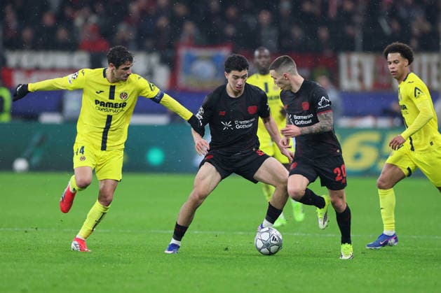 GER, UEFA CL, matchday 8, league phase, Bayer 04 Leverkusen GER vs FC Villarreal CF ESP , 28 01 2026, BayArena, Leverkusen, GER, UEFA CL, matchday 8, league phase, Bayer 04 Leverkusen GER vs FC Villarreal CF ESP , , pictured Santi Comesana Villarreal CF 14 , Ãlex Grimaldo Leverkusen 20 , Ibrahim Maza Leverkusen 30 , nordphotoxGmbHx xMeuter nph00351