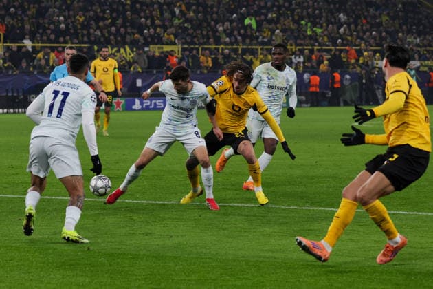 28 01 2026, xgrfx, Football UEFA Champions League , Borussia Dortmund Inter Milan v l Petar Sucic Inter Milan , Fabio Silva Borussia Dortmund DFL DFB REGULATIONS PROHIBIT ANY USE OF PHOTOGRAPHS as IMAGE SEQUENCES and or QUASI VIDEO Signal Iduna Park