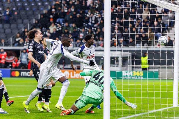FRANKFURT, DEUTSCHLAND - JANUARY 28: Randal Kolo Muani (Tottenham Hotspur, 39) celebrates scoring his team s first goal with teammates during the UEFA Champions League match between Eintracht Frankfurt vs. Tottenham Hotspur at Eintracht Frankfurt Stadium on matchday 8 of the League Phase on January 28, 2026 in Frankfurt, Deutschland. Hessen Deutschland Copyright: xStephanxHahnex