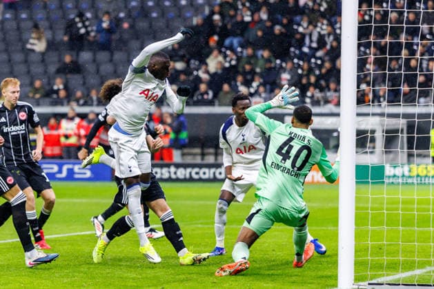 FRANKFURT, DEUTSCHLAND - JANUARY 28: Randal Kolo Muani (Tottenham Hotspur, 39) celebrates scoring his team s first goal with teammates during the UEFA Champions League match between Eintracht Frankfurt vs. Tottenham Hotspur at Eintracht Frankfurt Stadium on matchday 8 of the League Phase on January 28, 2026 in Frankfurt, Deutschland. Hessen Deutschland Copyright: xStephanxHahnex