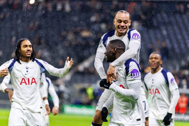 FRANKFURT, DEUTSCHLAND - JANUARY 28: Randal Kolo Muani (Tottenham Hotspur, 39) celebrates scoring his team s first goal with teammates during the UEFA Champions League match between Eintracht Frankfurt vs. Tottenham Hotspur at Eintracht Frankfurt Stadium on matchday 8 of the League Phase on January 28, 2026 in Frankfurt, Deutschland. Hessen Deutschland Copyright: xStephanxHahnex