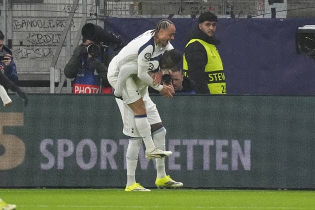 Former Eintracht striker Randal Kolo Muani Tottenham Hotspur, 39 of all people scores the goal to make it 0 1 against goalkeeper Kaua Santos Eintracht Frankfurt and cheers exuberantly with Xavi Simons Tottenham Hotspur, 7 Frankfurt 28 01 2026 Eintracht Frankfurt vs Tottenham Hotspurs, Deutsche Bank Park, Matchday 8 Champions League