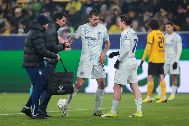 28 01 2026, UEFA Champions League, Matchday 8, Borussia Dortmund Inter Milan, The finger of Francesco Acerbi Inter Milan is set, Dortmund Signal Iduna Park NRW Germany xRHR PHOTO DEx Copyright: DennisxEwert RHR-FOTOx RHR-FOTO DE