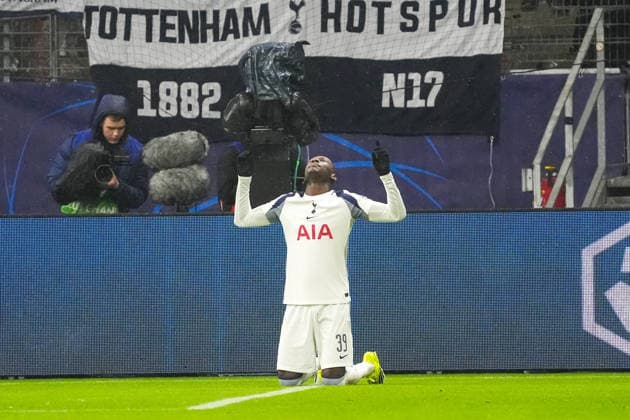 Former Eintracht striker Randal Kolo Muani Tottenham Hotspur, 39 of all people, scores the goal for 0 1 against goalkeeper Kaua Santos Eintracht Frankfurt and cheers exuberantly to the annoyance of the Frankfurt fans Frankfurt 28 01 2026 Eintracht Frankfurt vs Tottenham Hotspurs, Deutsche Bank Park, Matchday 8 Champions League