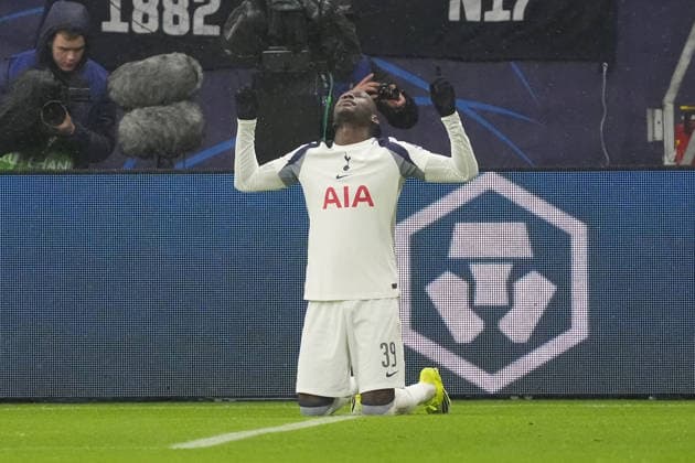Former Eintracht striker Randal Kolo Muani Tottenham Hotspur, 39 of all people, scores the goal for 0 1 against goalkeeper Kaua Santos Eintracht Frankfurt and cheers exuberantly to the annoyance of the Frankfurt fans Frankfurt 28 01 2026 Eintracht Frankfurt vs Tottenham Hotspurs, Deutsche Bank Park, Matchday 8 Champions League