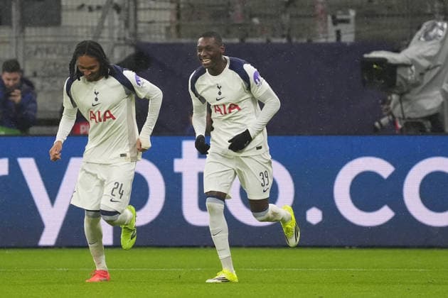 Former Eintracht striker Randal Kolo Muani Tottenham Hotspur, 39 of all people, scores the goal for 0 1 against goalkeeper Kaua Santos Eintracht Frankfurt and cheers exuberantly to the annoyance of the Frankfurt fans Frankfurt 28 01 2026 Eintracht Frankfurt vs Tottenham Hotspurs, Deutsche Bank Park, Matchday 8 Champions League