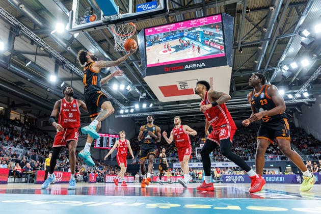 Ejiofor Onu BMA365 Bamberg Baskets, 35 , Tevin Brown Rasta Vechta, 10 , BMA365 Bamberg Baskets vs Rasta Vechta, Basketball, easyCredit BBL, 2 Matchday, 28 01 2026 BMA365 Bamberg Baskets vs Rasta Vechta, Basketball, easyCredit BBL, 2 Matchday, 28 01 2026 Bamberg Copyright: xEibner-Pressefoto G.xSantemizx EP_EER