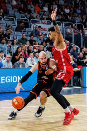 Tommy Kuhse Rasta Vechta, 12 , Ibi Watson BMA365 Bamberg Baskets, 02 , BMA365 Bamberg Baskets vs Rasta Vechta, Basketball, easyCredit BBL, 2 Matchday, 28 01 2026 BMA365 Bamberg Baskets vs Rasta Vechta, Basketball, easyCredit BBL, 2 Matchday, 28 01 2026 Bamberg Copyright: xEibner-Pressefoto G.xSantemizx EP_EER