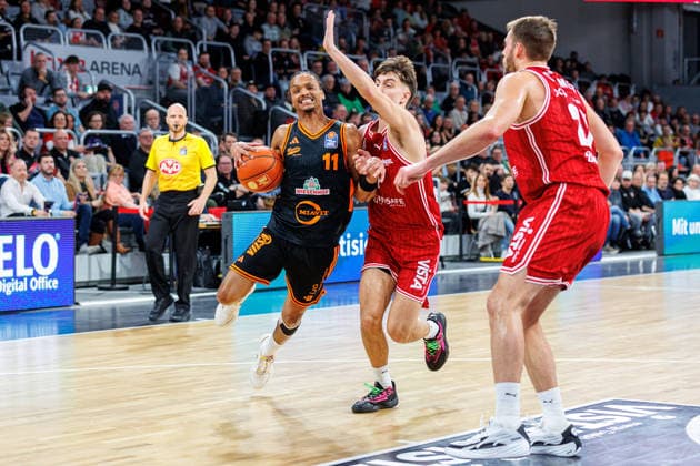 Alonzo Verge Jr Rasta Vechta, 11 , Zachary Ensminger BMA365 Bamberg Baskets, 01 , Moritz Krimmer BMA365 Bamberg Baskets, 27 , BMA365 Bamberg Baskets vs Rasta Vechta, Basketball, easyCredit BBL, Matchday 2, 28 01 2026 BMA365 Bamberg Baskets vs Rasta Vechta, Basketball, easyCredit BBL, Matchday 2, 28 01 2026 Bamberg Copyright: xEibner-Pressefoto G.xSantemizx EP_EER