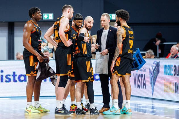 Team, Crew, Christian Held Rasta Vechta, Coach , Philipp Herkenhoff Rasta Vechta, 14 , Tommy Kuhse Rasta Vechta, 12 , Tevin Brown Rasta Vechta, 10 , BMA365 Bamberg Baskets vs Rasta Vechta, Basketball, easyCredit BBL, 2 Matchday, 28 01 2026 BMA365 Bamberg Baskets vs Rasta Vechta, Basketball, easyCredit BBL, 2 Matchday, 28 01 2026 Bamberg Copyright: xEibner-Pressefoto G.xSantemizx EP_EER