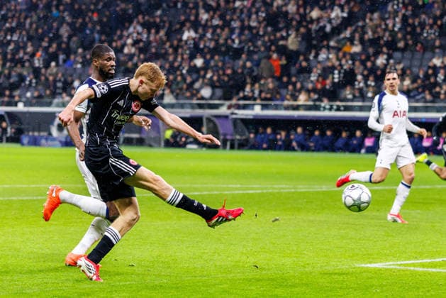 FRANKFURT, DEUTSCHLAND - JANUARY 28: Hugo Larsson (Eintracht Frankfurt, 16) shots on the goal during the UEFA Champions League match between Eintracht Frankfurt vs. Tottenham Hotspur at Eintracht Frankfurt Stadium on matchday 8 of the League Phase on January 28, 2026 in Frankfurt, Deutschland. Hessen Deutschland Copyright: xStephanxHahnex