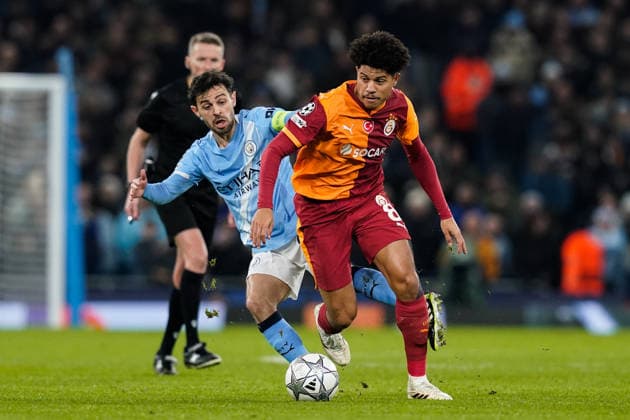 Manchester, England, 28th January 2026. Gabriel Sara of Galatasaray in action whilst getting pressured by Bernardo Silva of Manchester City during the Manchester City vs Galatasaray UEFA Champions League match at the Etihad Stadium, Manchester. Picture credit should read: Andrew Yates Sportimage EDITORIAL USE ONLY. No use with unauthorised audio, video, data, fixture lists, club league logos or live services. Online in-match use limited to 120 images, no video emulation. No use in betting, games or single club league player publications. SPI_048_AY_Man_City_Galatasaray SPI-4489-0091