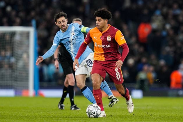 Manchester, England, 28th January 2026. Gabriel Sara of Galatasaray in action whilst getting pressured by Bernardo Silva of Manchester City during the Manchester City vs Galatasaray UEFA Champions League match at the Etihad Stadium, Manchester. Picture credit should read: Andrew Yates Sportimage EDITORIAL USE ONLY. No use with unauthorised audio, video, data, fixture lists, club league logos or live services. Online in-match use limited to 120 images, no video emulation. No use in betting, games or single club league player publications. SPI_049_AY_Man_City_Galatasaray SPI-4489-0092