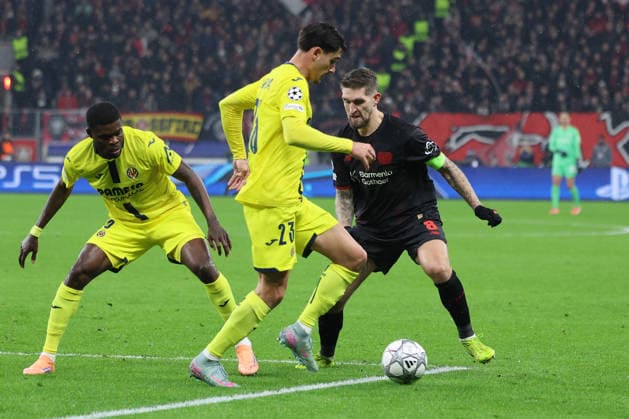 GER, UEFA CL, Matchday 8, League Phase, Bayer 04 Leverkusen GER vs FC Villarreal CF ESP , 28 01 2026, BayArena, Leverkusen, GER, UEFA CL, Matchday 8, League Phase, Bayer 04 Leverkusen GER vs FC Villarreal CF ESP , , pictured Robert Andrich Leverkusen 8 , in a duel against Thomas Partey Villarreal CF 16 , and Sergi Cardona Villarreal CF 23 , nordphotoxGmbHx xMeuter nph00351