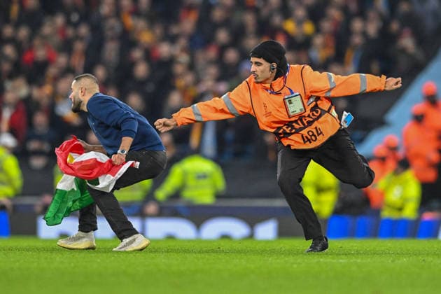 Manchester City v Galatasaray UEFA Champions League Protesters invade the pitch during the UEFA Champions League match at the Etihad Stadium, Manchester 28 01 2026 UK Newspapers OUT Copyright: xKarlxVallantinex FIL-22873-0070
