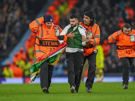Manchester City v Galatasaray UEFA Champions League Protesters invade the pitch during the UEFA Champions League match at the Etihad Stadium, Manchester 28 01 2026 UK Newspapers OUT Copyright: xKarlxVallantinex FIL-22873-0073