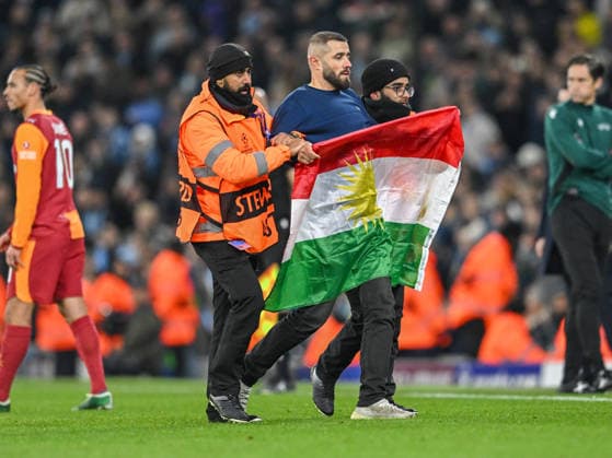 Manchester City v Galatasaray UEFA Champions League Protesters invade the pitch during the UEFA Champions League match at the Etihad Stadium, Manchester 28 01 2026 UK Newspapers OUT Copyright: xKarlxVallantinex FIL-22873-0076