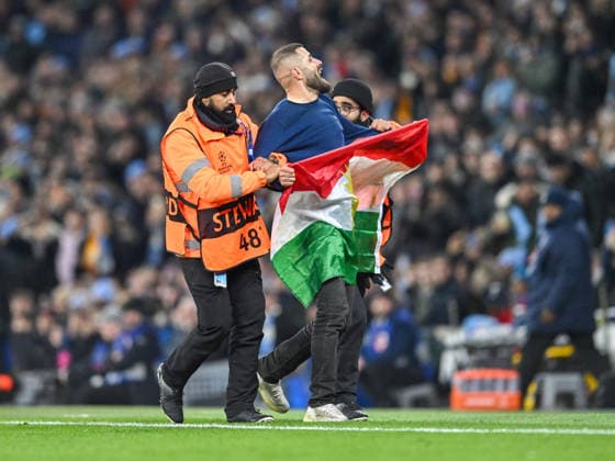 Manchester City v Galatasaray UEFA Champions League Protesters invade the pitch during the UEFA Champions League match at the Etihad Stadium, Manchester 28 01 2026 UK Newspapers OUT Copyright: xKarlxVallantinex FIL-22873-0077