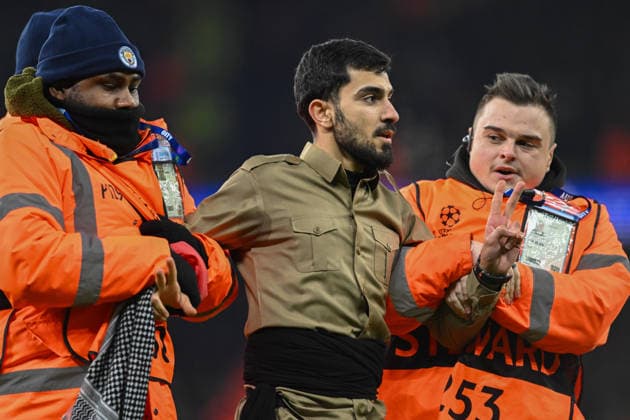 Manchester City v Galatasaray UEFA Champions League Protesters invade the pitch during the UEFA Champions League match at the Etihad Stadium, Manchester 28 01 2026 UK Newspapers OUT Copyright: xKarlxVallantinex FIL-22873-0083