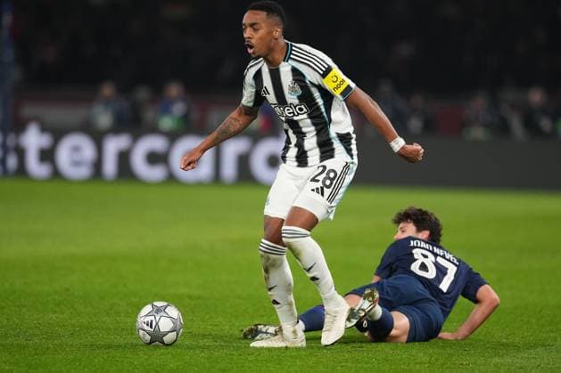 Joe Willock of Newcastle and Joao Neves of PSG Paris Saint-Germain v Newcastle United, UEFA Champions League, Group Stage, Football, Parc des Princes, Paris, France - 28 Jan 2026Paris Parc des Princes France EDITORIAL USE ONLY No use with unauthorised audio, video, data, fixture lists, club league logos or live services. Online in-match use limited to 120 images, no video emulation. No use in betting, games or single club league player publications. Copyright: xDavexWinter Shutterstockx 16429499cl