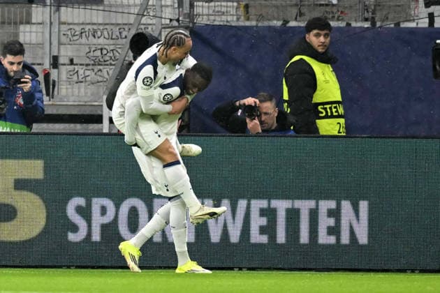 28 01 2026, xsltx, Football UEFA Champions League, Eintracht Frankfurt Tottenham Hotspur v l Goal celebration after the goal to celebrate the goal celebrate 0 1 by Randal Kolo Muani Tottenham Hotspur with Xavi Simons Tottenham Hotspur DFL DFB REGULATIONS PROHIBIT ANY USE OF PHOTOGRAPHS as IMAGE SEQUENCES and or QUASI VIDEO