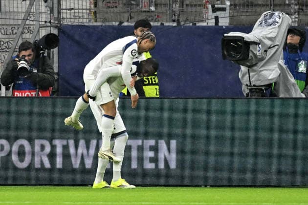 28 01 2026, xsltx, Football UEFA Champions League, Eintracht Frankfurt Tottenham Hotspur v l Goal celebration after the goal to celebrate the goal celebrate 0 1 by Randal Kolo Muani Tottenham Hotspur with Xavi Simons Tottenham Hotspur DFL DFB REGULATIONS PROHIBIT ANY USE OF PHOTOGRAPHS as IMAGE SEQUENCES and or QUASI VIDEO
