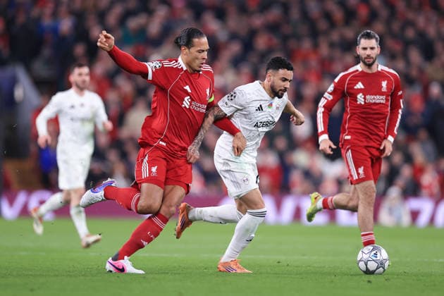 Fußball UEFA-Champions-League-Phase Liverpool gegen Qarabag 28. Januar 2026 UEFA-Champions-League-Phase Liverpool gegen Qarabag Virgil van Dijk von Liverpool im Zweikampf mit Leandro Andrade von Qarabag Foto Simon Stacpoole Abseits Manchester UK  Copyright: xSimonxStacpoolexOffside