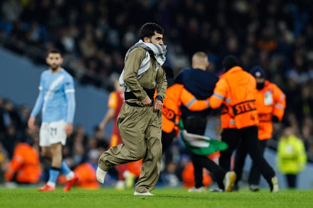Manchester, England, 28th January 2026. Pitch invader creates a break in play during the Manchester City vs Galatasaray UEFA Champions League match at the Etihad Stadium, Manchester. Picture credit should read: Andrew Yates Sportimage EDITORIAL USE ONLY. No use with unauthorised audio, video, data, fixture lists, club league logos or live services. Online in-match use limited to 120 images, no video emulation. No use in betting, games or single club league player publications. SPI_042_CF_Man_City_Galatasaray SPI-4489-0099
