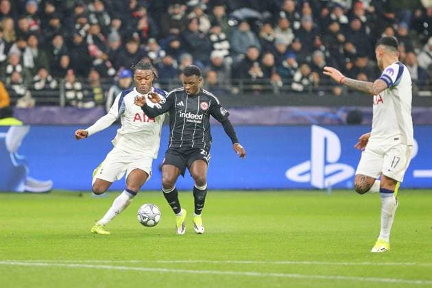 Frankfurt Main, Hesse, Germany, 28 01 2026 Waldstadion Deutsche Bank Park UEFA Champions League 2025 26 Eintracht Frankfurt Tottenham Hotspur Destiny Udogie 13, Tottenham and Aurélio Buta 24, Eintracht Frankfurt in a duel, on the right Cristian Romero 17, Tottenham interferes Copyright: xdtsxNachrichtenagenturx dts_104013