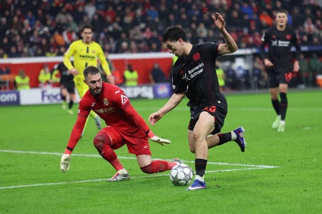 GER, UEFA CL, matchday 8, league phase, Bayer 04 Leverkusen GER vs FC Villarreal CF ESP , 28 01 2026, BayArena, Leverkusen, GER, UEFA CL, matchday 8, league phase, Bayer 04 Leverkusen GER vs FC Villarreal CF ESP , , pictured Ibrahim Maza Leverkusen 30 , in a duel against Arnau Tenas goalkeeper Villarreal CF 25 , nordphotoxGmbHx xMeuter nph00351
