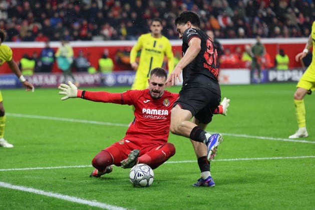 GER, UEFA CL, matchday 8, league phase, Bayer 04 Leverkusen GER vs FC Villarreal CF ESP , 28 01 2026, BayArena, Leverkusen, GER, UEFA CL, matchday 8, league phase, Bayer 04 Leverkusen GER vs FC Villarreal CF ESP , , pictured Ibrahim Maza Leverkusen 30 , in a duel against Arnau Tenas goalkeeper Villarreal CF 25 , nordphotoxGmbHx xMeuter nph00351