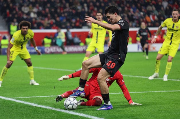 GER, UEFA CL, matchday 8, league phase, Bayer 04 Leverkusen GER vs FC Villarreal CF ESP , 28 01 2026, BayArena, Leverkusen, GER, UEFA CL, matchday 8, league phase, Bayer 04 Leverkusen GER vs FC Villarreal CF ESP , , pictured Ibrahim Maza Leverkusen 30 , in a duel against Arnau Tenas goalkeeper Villarreal CF 25 , nordphotoxGmbHx xMeuter nph00351
