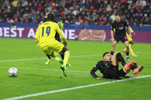 28 01 2026, xrekx, Football UEFA Champions League, Bayer 04 Leverkusen FC Villareal v l Schwalbe Nicolas PÃ pÃ FC Villarreal Gelbe Karte Equi Fernandez Bayer 04 Leverkusen DFL DFB REGULATIONS PROHIBIT ANY USE OF PHOTOGRAPHS as IMAGE SEQUENCES and or QUASI VIDEO Leverkusen