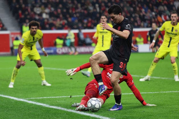 GER, UEFA CL, matchday 8, league phase, Bayer 04 Leverkusen GER vs FC Villarreal CF ESP , 28 01 2026, BayArena, Leverkusen, GER, UEFA CL, matchday 8, league phase, Bayer 04 Leverkusen GER vs FC Villarreal CF ESP , , pictured Ibrahim Maza Leverkusen 30 , in a duel against Arnau Tenas goalkeeper Villarreal CF 25 , nordphotoxGmbHx xMeuter nph00351