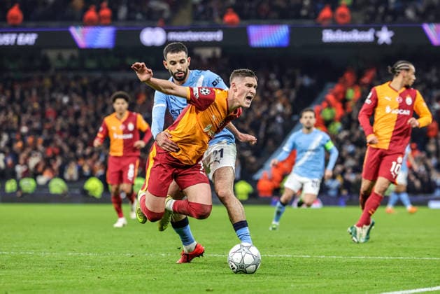 UEFA Champions League Manchester City v Galatasaray Roland Sallai of Galatasaray fouled by Rayan Ait-Nouri of Manchester City during the UEFA Champions League Matchday 8 of 8 match Manchester City vs Galatasaray at City of Manchester Stadium, Manchester, United Kingdom on 28 January 2026 (Photo by Mark Cosgrove News Images) Manchester City of Manchester Stadium Greater Manchester United, ManU Kingdom Copyright: xMarkxCosgrove NewsxImagesx