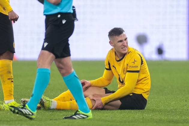 28 01 2026, UEFA Champions League, Matchday 8, Borussia Dortmund Inter Milan, Nico Schlotterbeck Borussia Dortmund sits on the pitch with his face contorted in pain, Dortmund Signal Iduna Park NRW Germany xRHR PHOTO DEx Copyright: DennisxEwert RHR-FOTOx RHR-FOTO DE