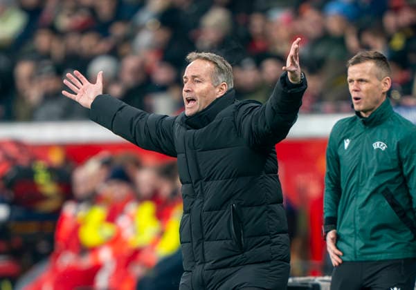 Kasper HJULMAND Bayer 04 Leverkusen, Coach with both arms in the air Complains Bayer 04 Leverkusen FC Villareal, Leverkusen, BayArena, 28 01 2026, GER, Men, UEFA Champions League, Season 2025 2026 UEFA regulations prohibit any use of photographs as image sequences and or quasi video Copyright: HMBxMedia xMarcoxBader