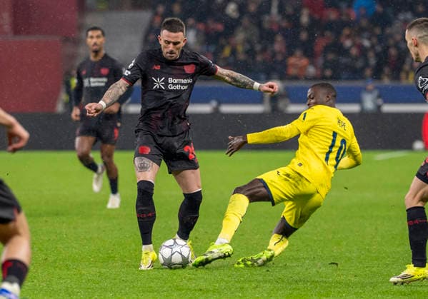 Duel between Aleix GARCIA Bayer 04 Leverkusen, 24 and Nicolas Pepe FC Villareal, 19 Bayer 04 Leverkusen FC Villareal, Leverkusen, BayArena, 28 01 2026, GER, Herren, UEFA Champions League, Season 2025 2026 UEFA regulations prohibit any use of photographs as image sequences and or quasi video Copyright: HMBxMedia xMarcoxBader