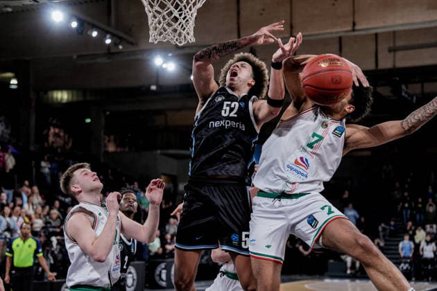 Germany Basketball EuroCup Season 2025 26 16 Matchday Veolia Towers Hamburg vs Slask Wroclaw Inselpark Arena Hamburg Zacharie Perrin Veolia Towers Hamburg, 52 , Jakub Urbaniak Slask Wroclaw, 7 , Tymoteusz Sternicki Slask Wroclaw, 22 , Leonard Thorpe Jr Veolia Towers Hamburg, 2 Copyright: xStefanxTrochax